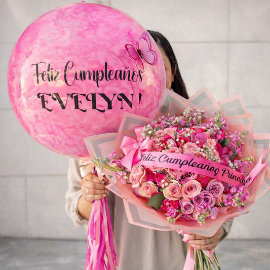 Sorpresa de cumpleaños con ramo premium de rosas rosas y globo personalizado "Feliz Cumpleaños", perfecto para regalos especiales en Monterrey.