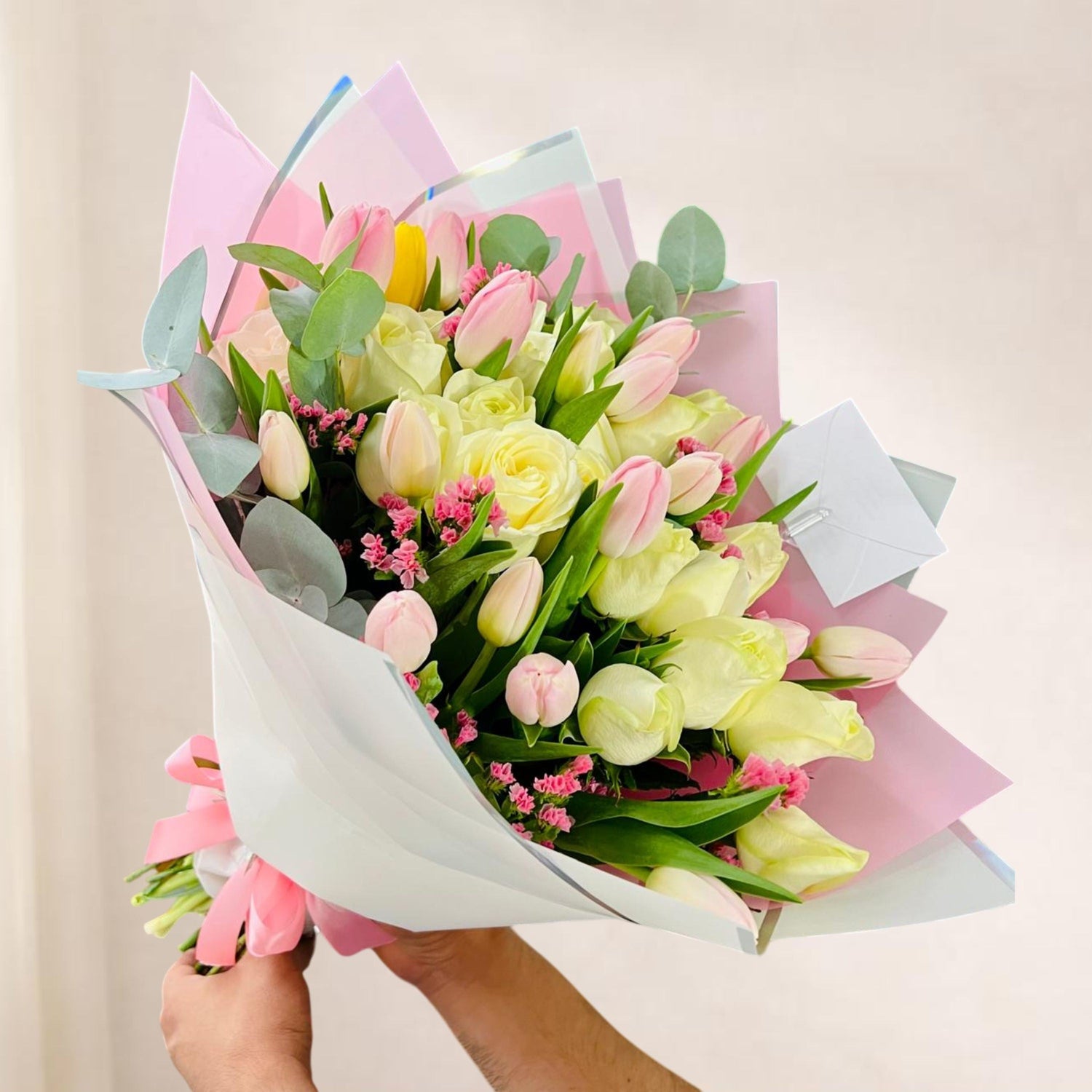 "Ramo de tulipanes rosas y flores blancas en tonos pastel, diseño floral natural y elegante"