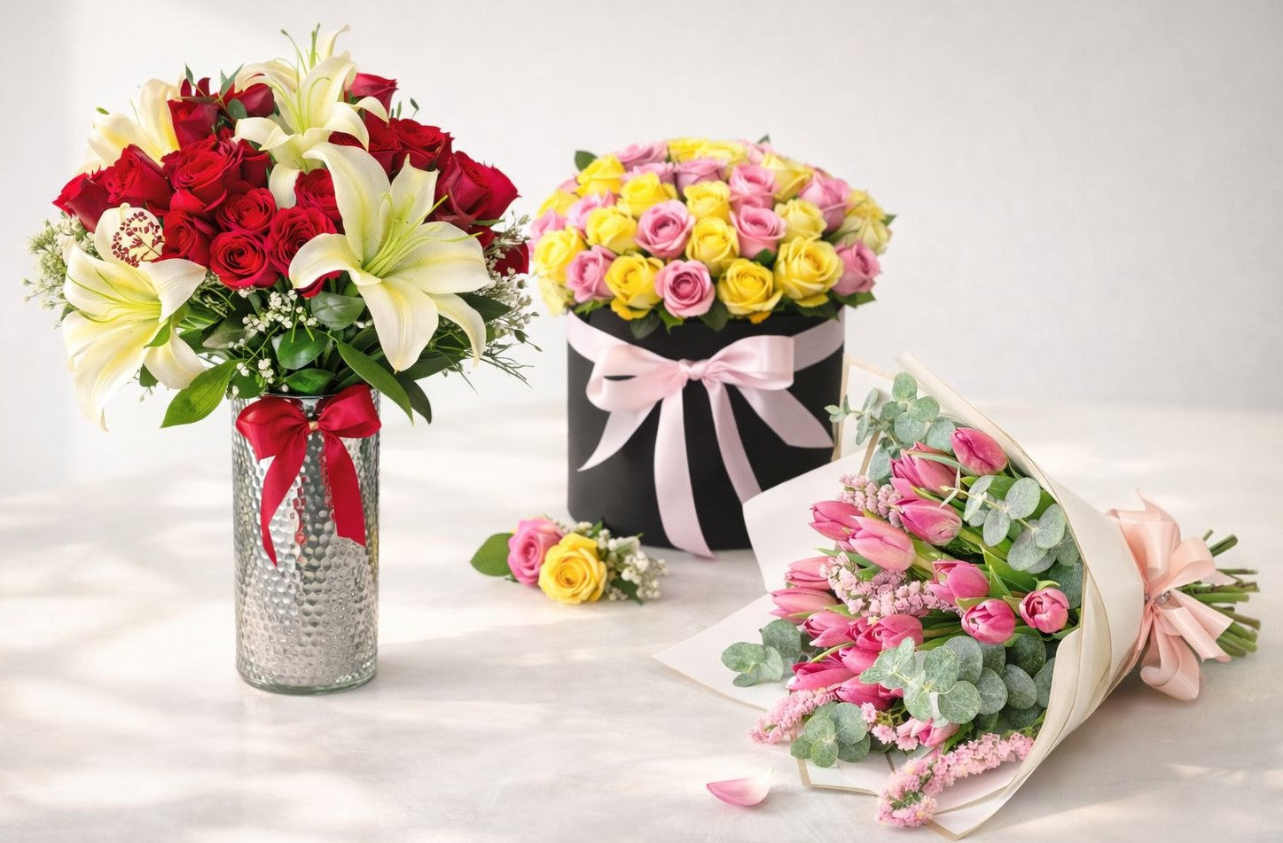 Arreglos florales con rosas rojas, tulipanes rosas y cajas de regalo disponibles con flores a domicilio en Monterrey, ideales para cumplealños, aniversarios y ocasiones especiales.