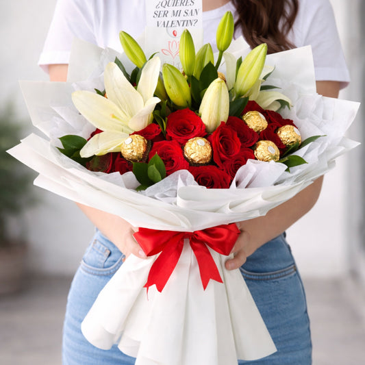 Ramo premium de rosasrojas y lilis blancos con chocolates Ferrero Rocher, envoltura blanca elegante y moño rojo, envío local en Monterrey.