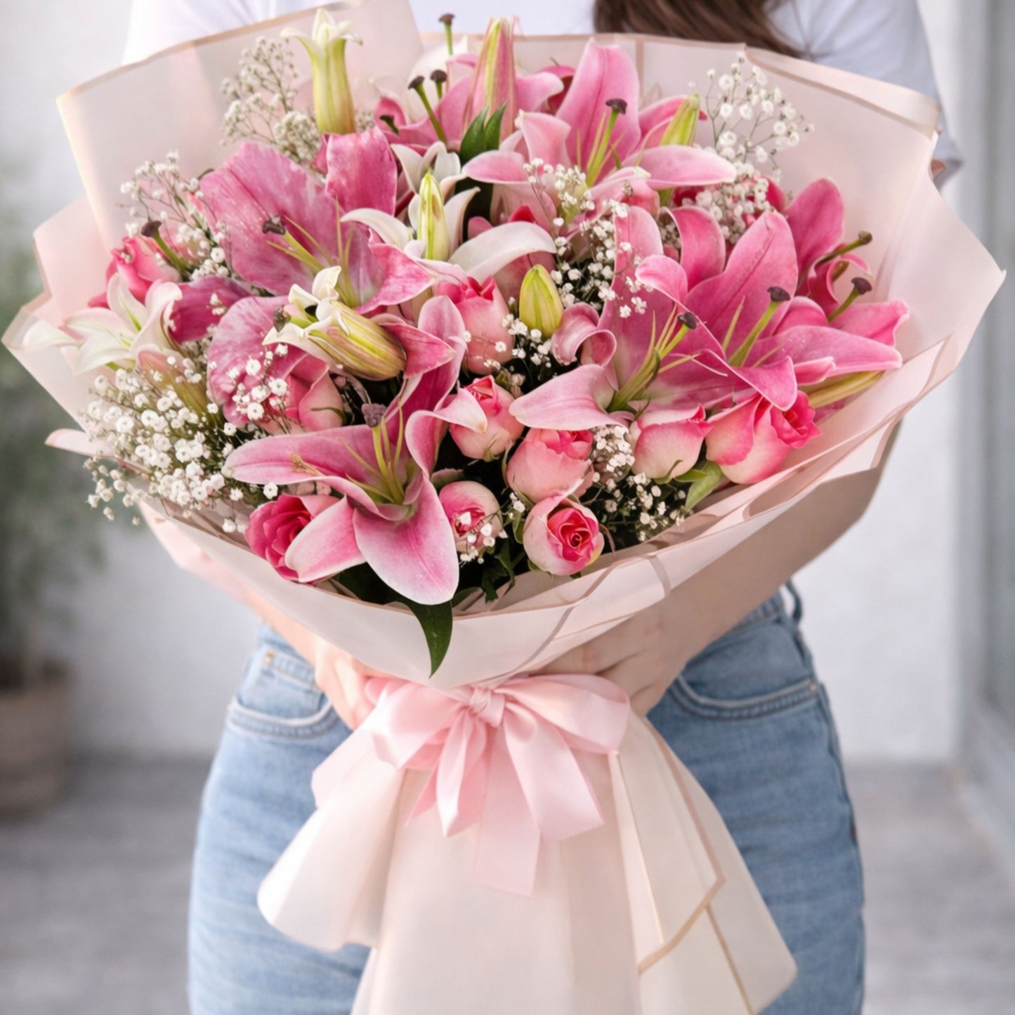 Ramo premium de lilis rosas pastel con gypsophila, envoltura rosa elegante y diseño romántico, envio local en Monterrey