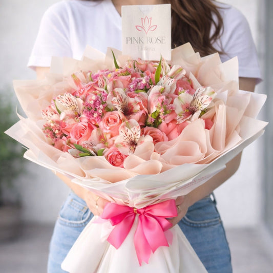 Ramo premium en tonos rosados y pastel con envoltura elegante y moño rosa, diseño delicado y romántico, envío local en Monterrey