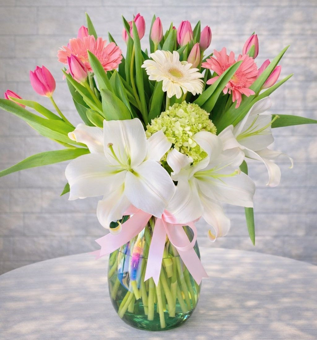 Arreglo floral premium con lirios blancos, tulipanes rosa, gerberas pastel y hortensia verde en florero elegante, ideal para flores a domicilio en Monterrey |  Pink Rose