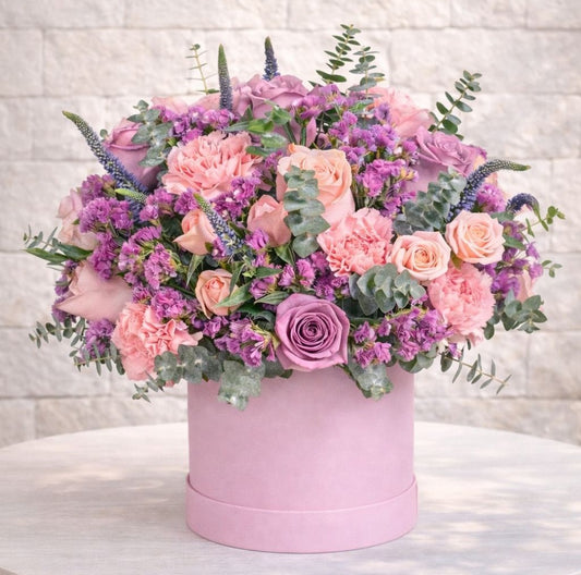 Caja floral premium con rosas lilas y flores en tonos pastel perfecta para sorprender con un regalo elegante a domicilio en Monterrey | Pink Rose