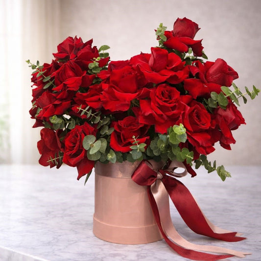 Arreglo premium de rosas rojas en caja elegante con entrega de flores a domicilio en Monterrey.
