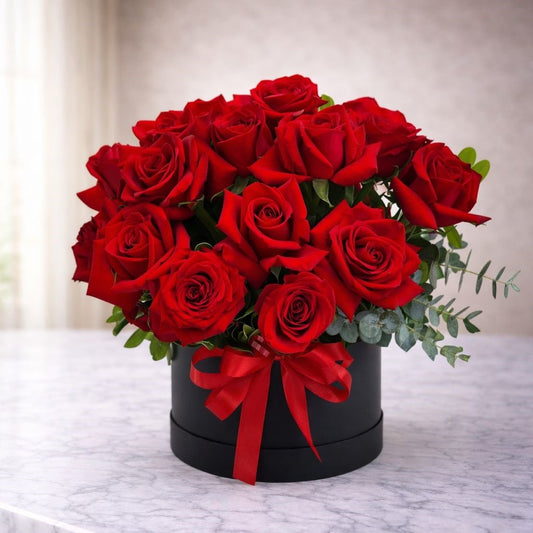 Arreglo premium de rosas rojas en caja negra con lazo rojo disponible con entrega de flores a domicilio en Monterrey.