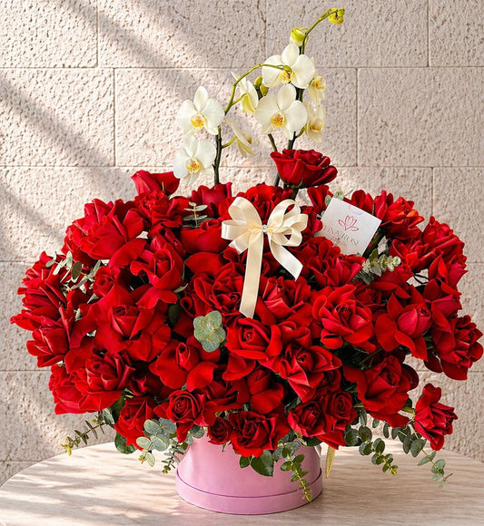 Caja floral de lujo con rosas rojas y orquídea blanca perfecta para sorprender con un regalo romántico y elegante a domicilio en Monterrey | Pink Rose