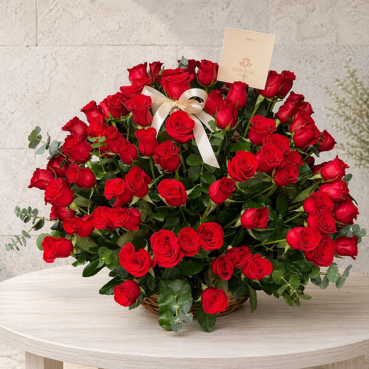 Impresionante arreglo de rosas rojas en canasta premium perfecto para sorprender hoy con flores a domicilio en Monterrey | Pink Rose