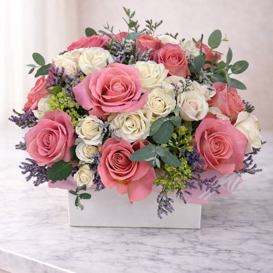 Arreglo floral con rosas rosa y blancas en caja elegante, ideal para regalo romántico o aniversario, disponible con flores a domicilio en Monterrey.