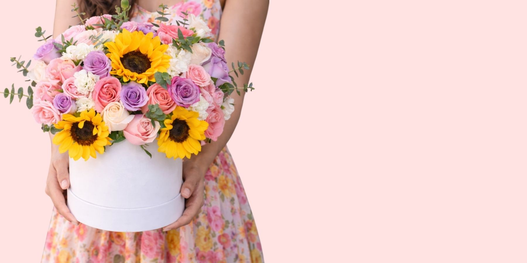 Arreglo floral mixto premium en tonos pastel para cumpleaños, diseño elegante y romántico ideal para sorprender con flores a domicilio de Pink Rose.