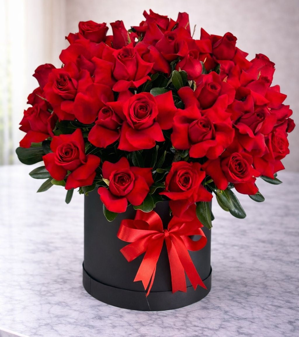 Arreglo de rosas rojas en caja negra de lujo perfecto para aniversario o amor con envío a domicilio en Monterrey.