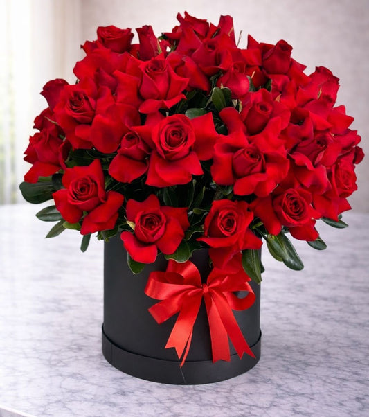 Arreglo de rosas rojas en caja negra de lujo perfecto para aniversario o amor con envío a domicilio en Monterrey.