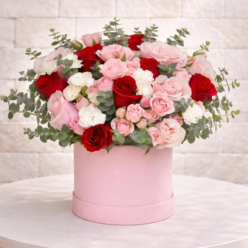 Caja de rosas románticas en tonos suaves y rojos, perfecta para sorprender hoy con flores a domicilio en Monterrey | Pink Rose