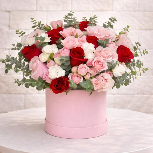 Caja de rosas románticas en tonos suaves y rojos, perfecta para sorprender hoy con flores a domicilio en Monterrey | Pink Rose