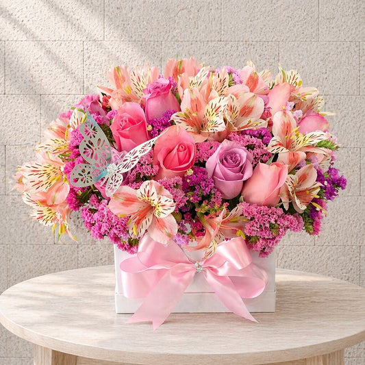 Delicado arreglo de flores rosadas en caja premium perfecto para sorprender con un detalle romántico a domicilio en Monterrey | Pink Rose