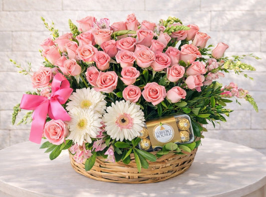Hermosa canasta de flores rosas con chocolates Ferrero Rocher, perfecta para sorprender hoy con envío de flores a domicilio en Monterrey | Pink Rose