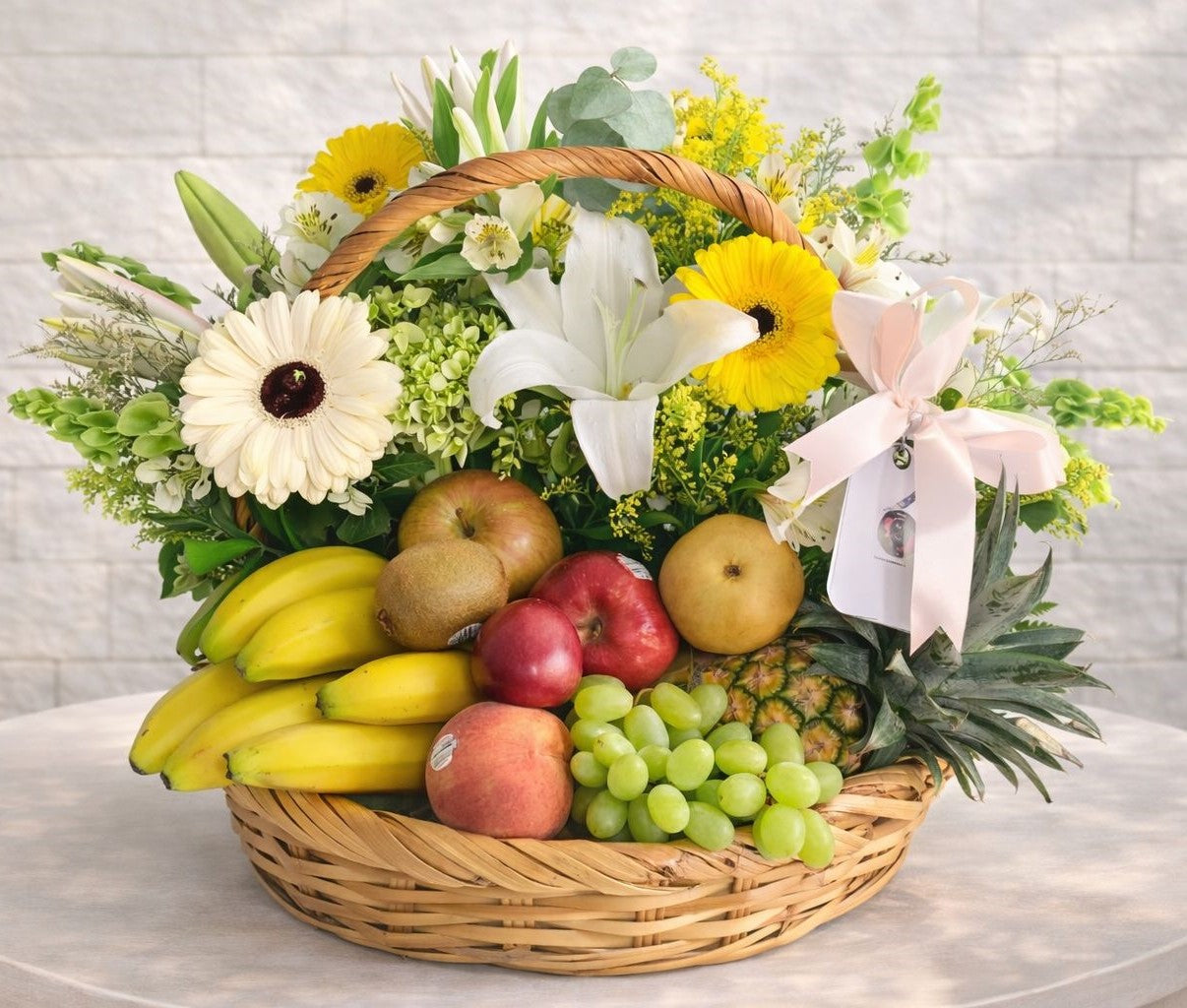 Canasta de frutas frescas con flores mixtas en arreglo elegante ideal para regalo con envío a domicilio en Monterrey | Pink Rose