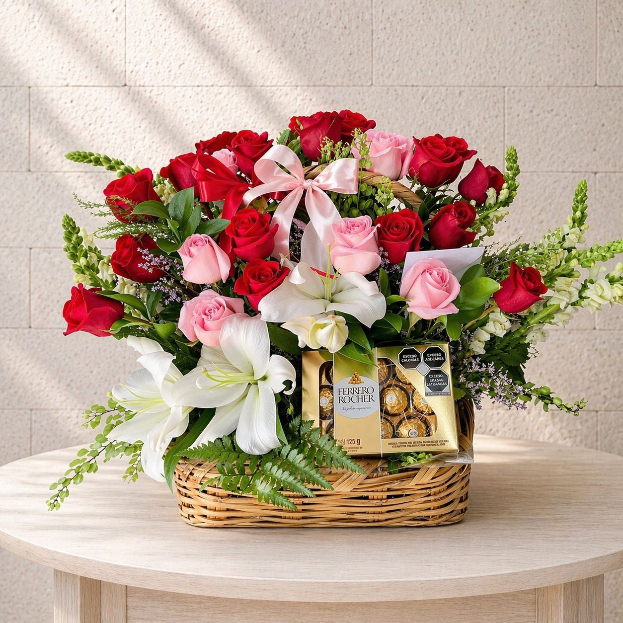 Romántica cesta de rosas rojas con lirios y chocolates Ferrero Rocher perfecta para sorprender hoy con flores a domicilio en Monterrey | Pink Rose