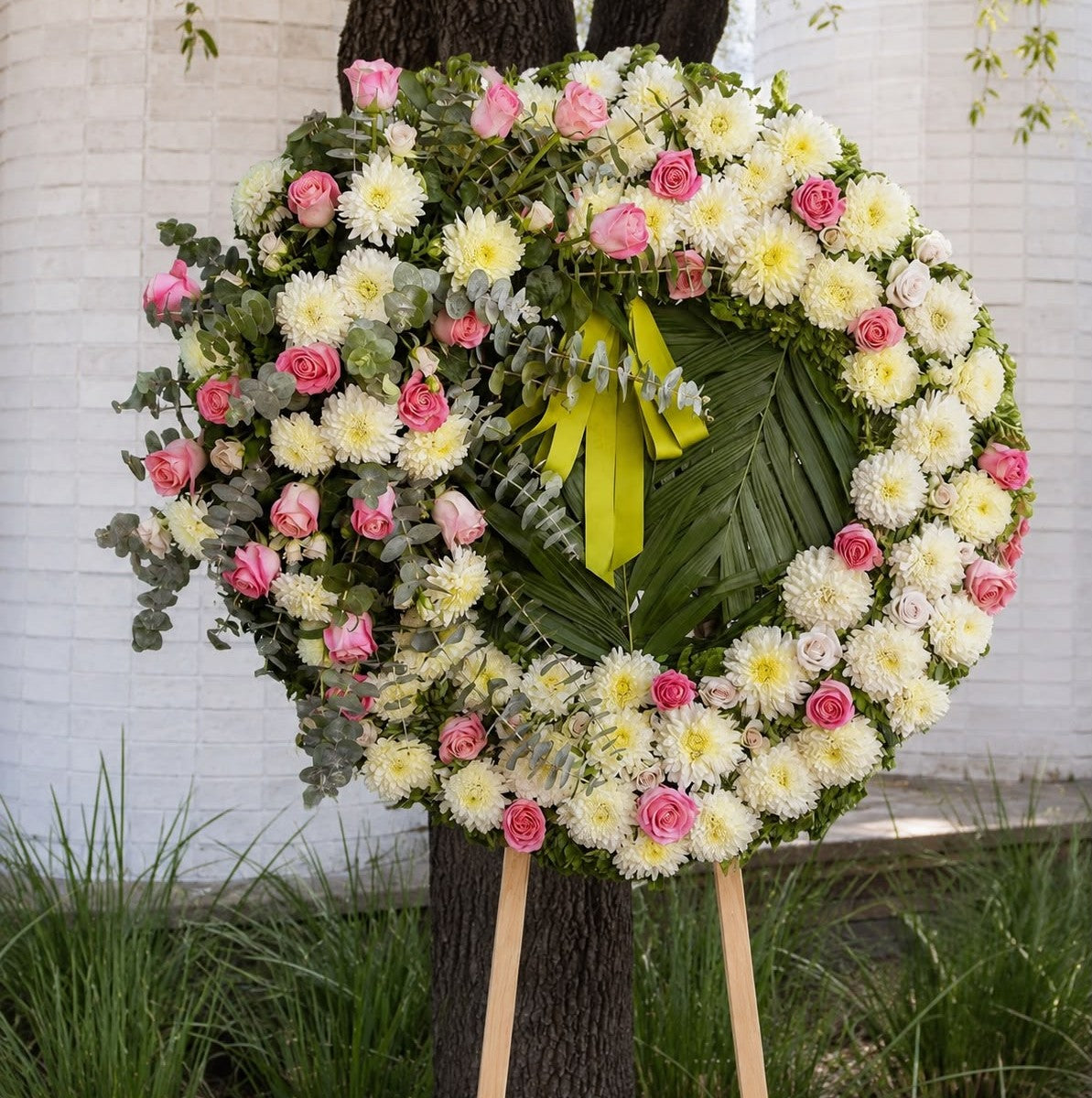 Corona funeraria premium de rosas rosas y flores blancas para funeral y condolencias, con envío a domicilio en Monterrey y área metropolitana | Pink Rose Florería