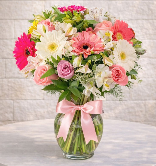 Arreglo floral colorido con gerberas y rosas en florero, perfecto para regalar hoy con envío de flores a domicilio en Monterrey | Pink Rose