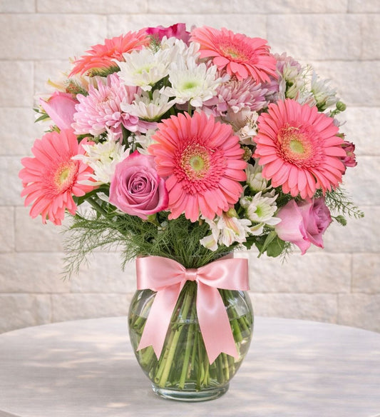 Arreglo floral con gerberas rosadas y rosas en florero, perfecto para sorprender hoy con envío de flores a domicilio en Monterrey | Pink ose