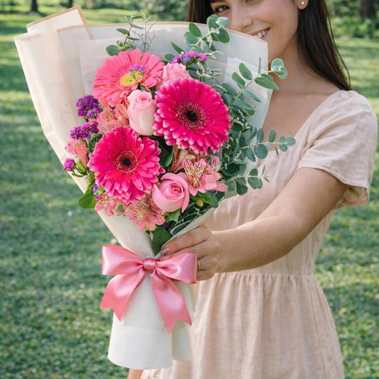 Ramo de gerberas fucsia y rosas rosas con eucalipto para flores a domicilio en Monterrey