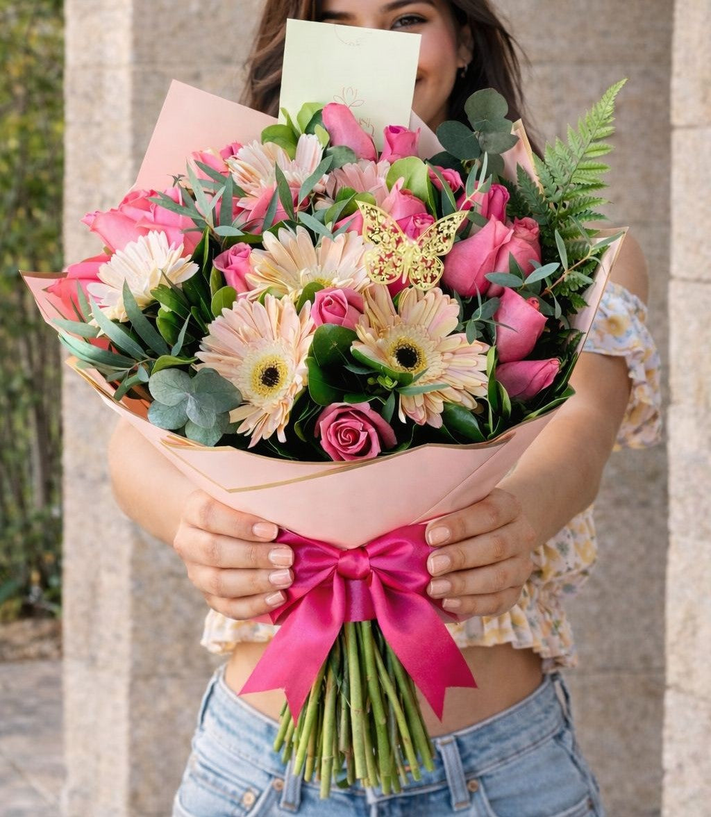 Ramo romántico de gerberas y rosas pastel con diseño elegante, perfecto para sorprender hoy con flores a domicilio en Monterrey | Pink Rose