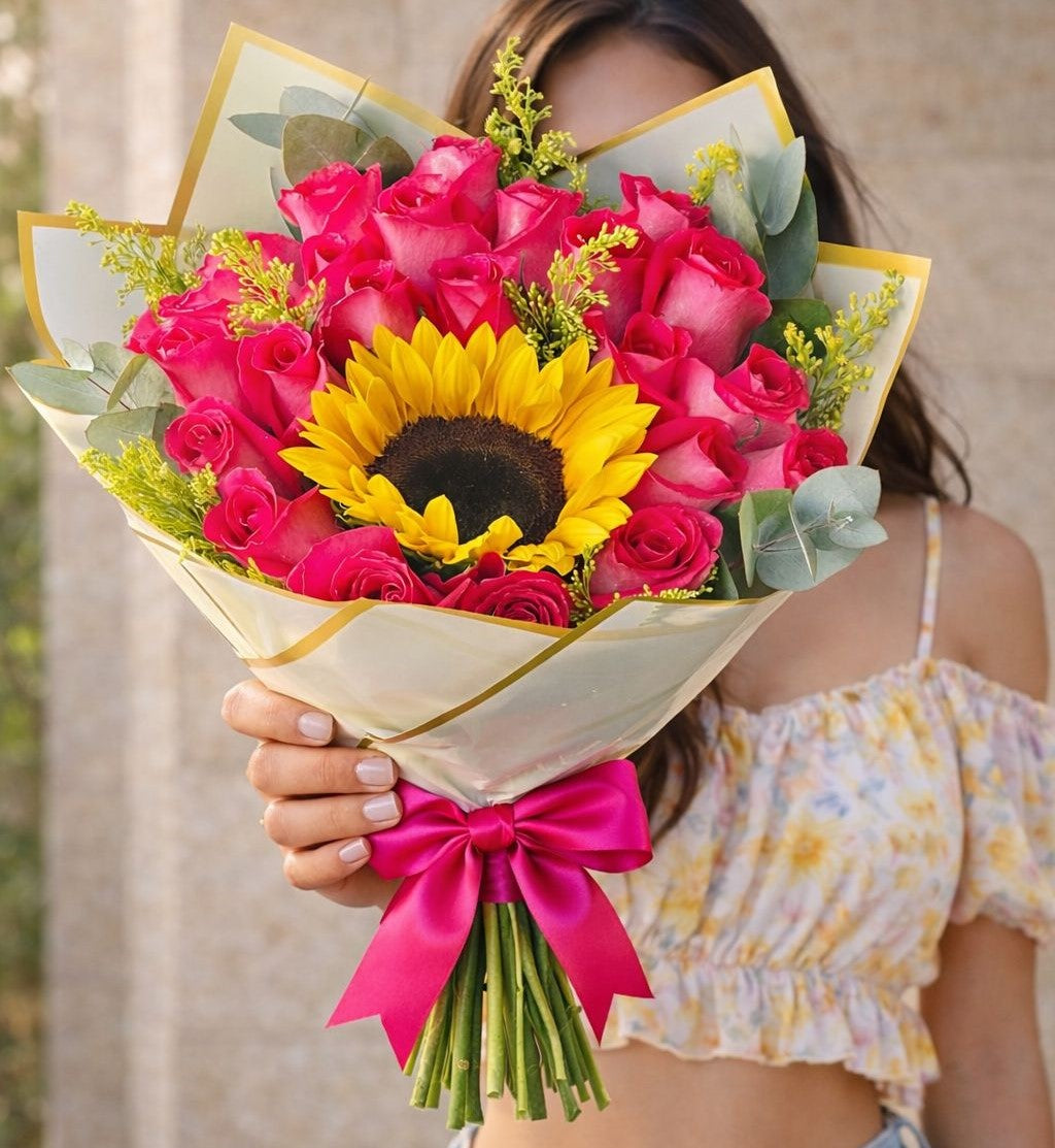 Ramo con girasol y rosas fucsia en bouquet premium con lazo elegante, ideal  para regalo especial con flores a domicilio en Monterrey | Pink Rose