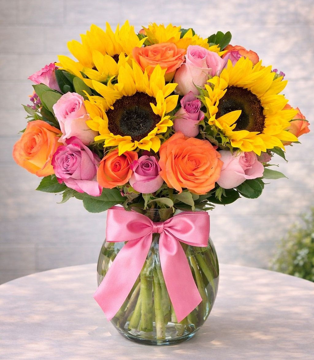 Arreglo de girasoles y rosas en florero de cristal con diseño vibrante y elegante, ideal para regalar con flores a domicilio en Monterrey | Pink Rose 