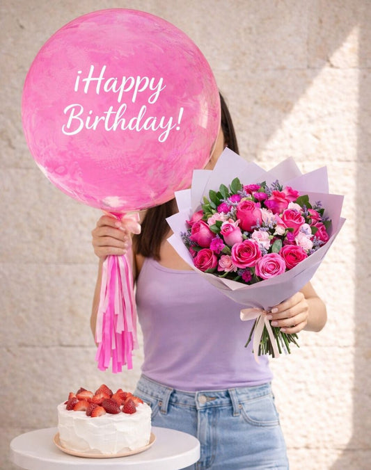 Arreglo floral de cumpleaños con globo personalizado rosa y pastel para envío de flores a domicilio en Monterrey.