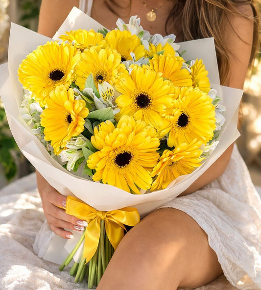Ramo de gerberas amarillas frescas con diseño elegante disponible con entrega de flores a domicilio en Monterrey.