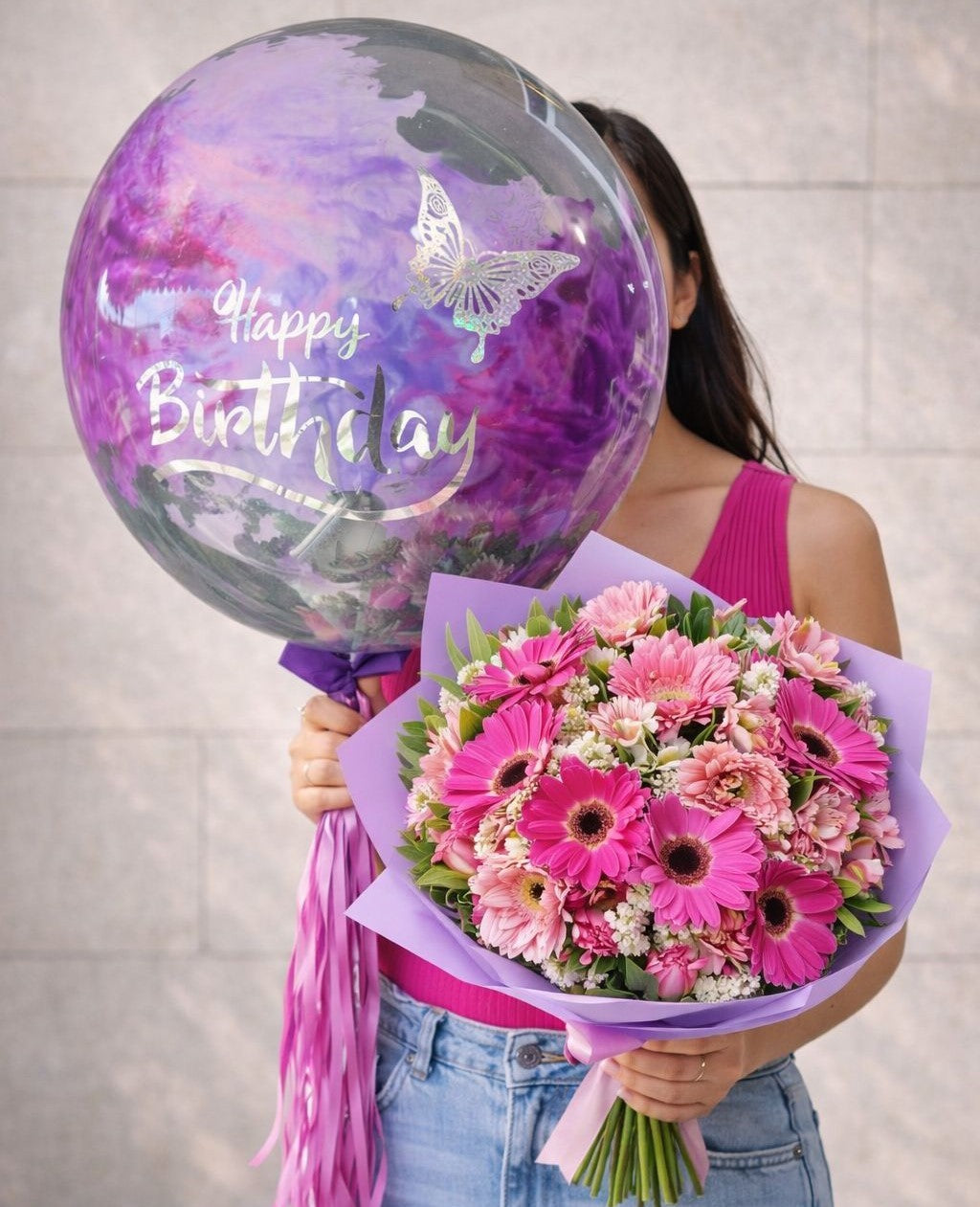 Arreglo de flores con globo de cumpleaños en tonos rosa perfecto para sorprender con entrega a domicilio en Monterrey.