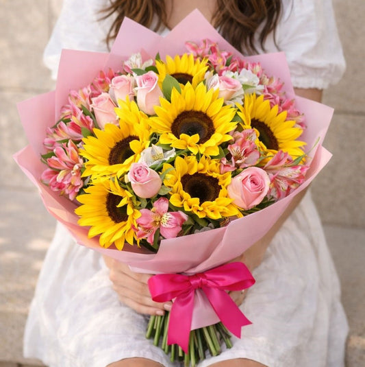 Ramo romántico de girasoles y rosas rosadas disponible con entrega de flores a domicilio en Monterrey.
