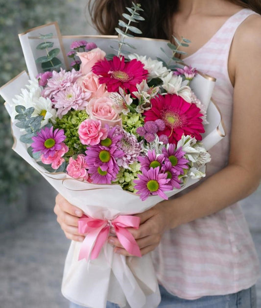 Ramo mixto con gerberas rosas, rosas pastel y flores frescas envuelto elegantemente, disponible con flores a domicilio en Monterrey con entrega el mismo día.