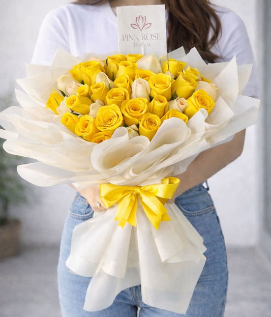 Elegante ramo premium de rosas amarillas con envoltura blanca disponible con entrega de flores a domicilio en Monterrey.