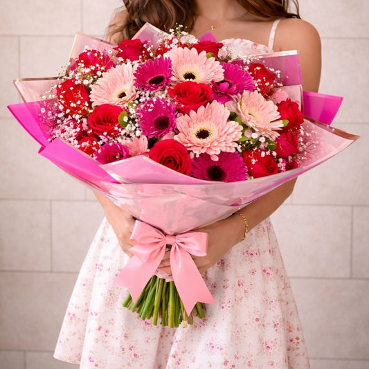 Ramo de flores rosas con gerberas y rosas rojas perfecto para regalo especial con entrega a domicilio en Monterrey.