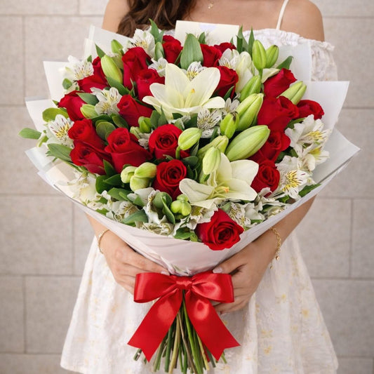 Ramo romántico de rosas rojas y lirios blancos con diseño premium disponible con entrega de flores a domicilio en Monterrey.
