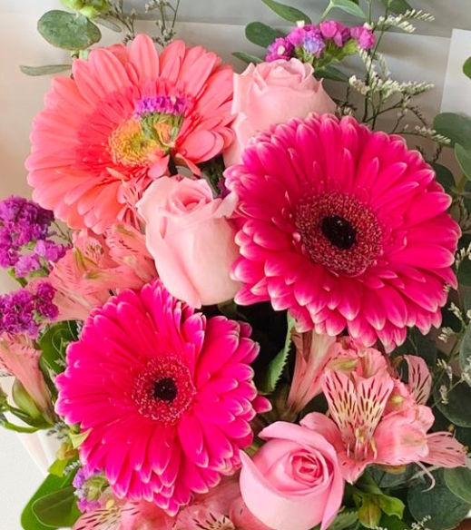 Ramo floral en tonos rosa con gerberas y rosas para sorprender con amor.