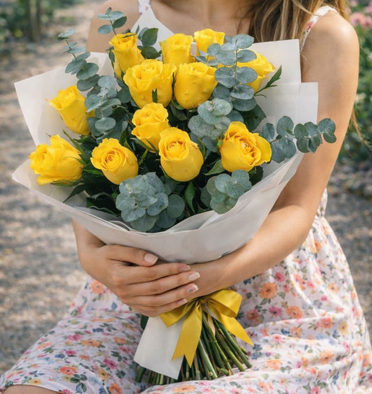 Ramo de rosas amarillas frescas con eucalipto y envoltura elegante disponible con entrega de flores a domicilio en Monterrey.