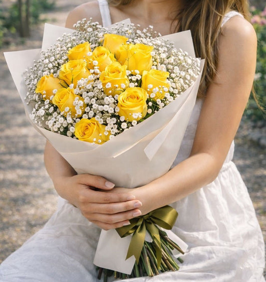 Ramo romántico de rosas amarillas con gypsophila y envoltura elegante disponible con entrega de flores a domicilio en Monterrey.