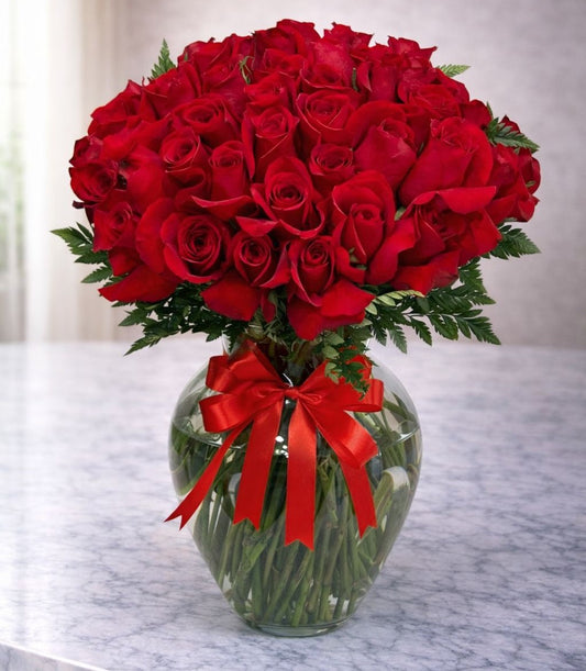 Ramo de rosas rojas en florero premium perfecto para aniversario o San Valentín con entrega en Monterrey.