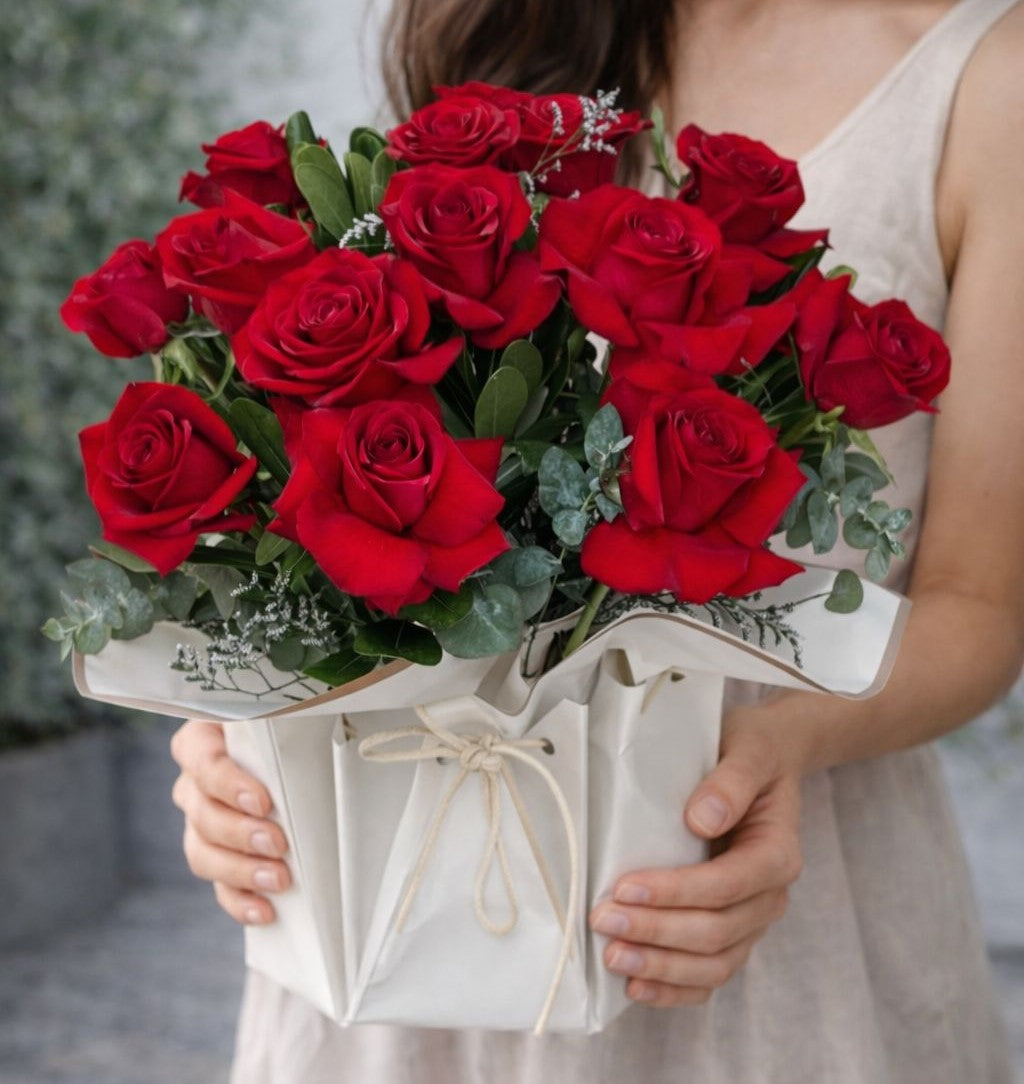 Ramo de rosas rojas premium en caja elegante con envío de flores a domicilio en Monterrey y entrega el mismo día para ocasiones románticas.