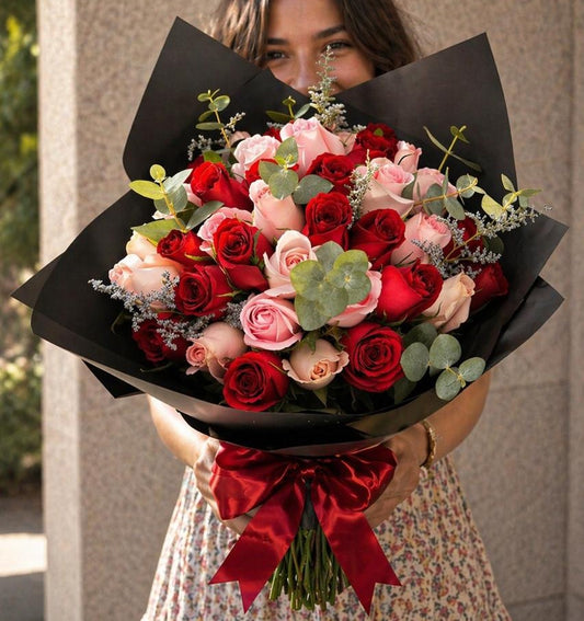 Impactante ramo de rosas rojas y rosadas en envoltura negra de lujo perfecto para sorprender con flores a domicilio en Monterrey | Pink Rose