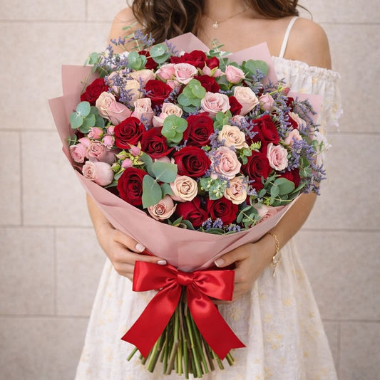 Ramo de rosas rojas y rosas en bouquet elegante con listón rojo, ideal para regalar en ocasiones especiales con envío a domicilio en Monterrey 