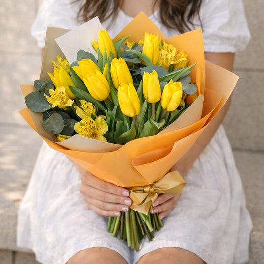 Ramo de tulipanes amarillos frescos con envoltura elegante disponible con entrega de flores a domicilio en Monterrey.