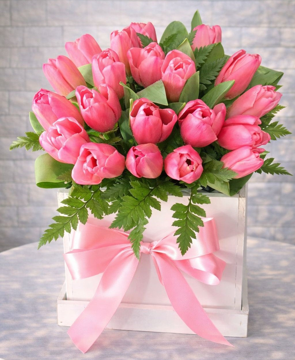 Caja premium de tulipanes rosas en base blanca con moño satinado Pink Rose Monterrey